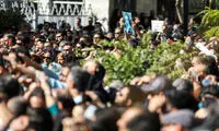 عکسی از رضا گلزار و بادیگاردهایش در تالار رودکی 