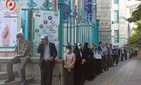 صف رای‌دهندگان در برابر حسینیه ارشاد