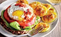 ساندویچ روباز تخم مرغ و گوجه فرنگی