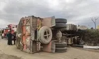 واژگونی کامیون در بزرگراه آزادگان