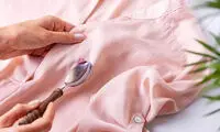  پاک کردن لکه رنگ لبو با ۳ روش ساده