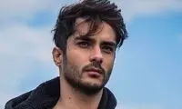 ساعد سهیلی در کنار سفره هفت‌سین ژست پیروزی گرفت