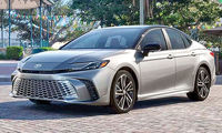 آیا تویوتا کمری هیبرید می‌تواند جایگزین خودروهای لوکس اروپایی باشد؟