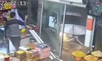 لحظه ورود یک زن با خودروی پژو پارس به آجیل‌فروشی!