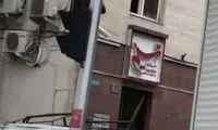 شعارنویسی تندروها روی درب ساختمان تسنیم