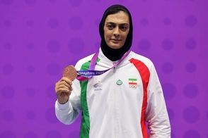 عکسی از شهربانو منصوریان و شوهرش در یک ماشین لوکس