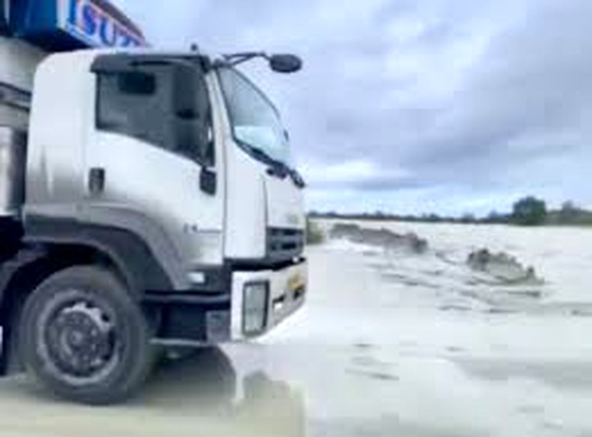 کامیونی که در هرمزگان گرفتار سیل شد