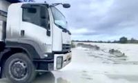 کامیونی که در هرمزگان گرفتار سیل شد