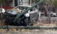 تصادف شدید خودروی لوکس با تیر چراغ برق در کرج