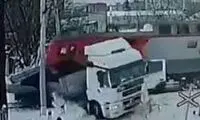 لحظه وحشتناک برخورد یک قطار به تریلی