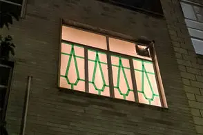 خلاقیت جالب در تزئین جنگی یک پنجره جلب‌توجه کرد