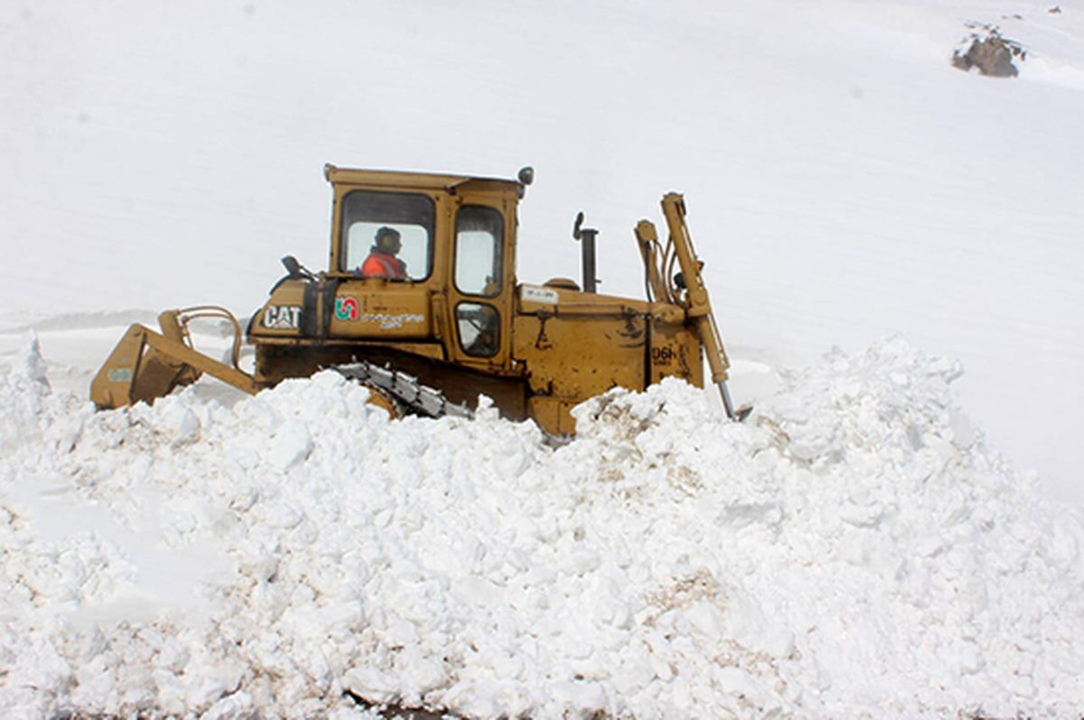 بارش ۱.۵ متری برف این جاده کشور را به تونل سفید تبدیل کرد