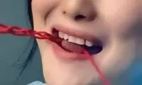 استعداد عجیب این زن در بافت به وسیله زبانش!