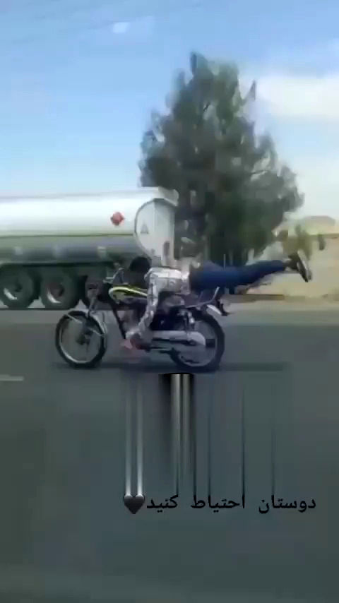 لحظه هولناک سرشاخ شدن یک موتورسوار وسط جاده با یک سواری