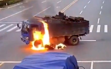 لحظه وحشتناک آتش گرفتن یک موتورسوار پس از برخورد به کامیون