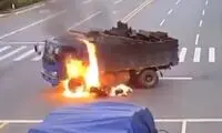 لحظه وحشتناک آتش گرفتن یک موتورسوار پس از برخورد به کامیون