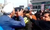 سر دادن شعارِ «ما پلیس و بوس می‌کنیم» در ۲۲ بهمن تهران