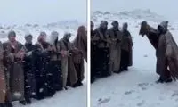 رقص و اسکی با دشداشه عربستانی‌ها در برف 