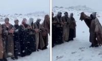 رقص و اسکی با دشداشه عربستانی‌ها در برف 
