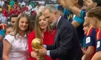 پادشاه اسپانیا هم جام قهرمانی را لمس کرد
