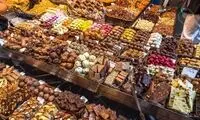 نوشته داخل یک مغازه شکلات فروشی جلب توجه کرد