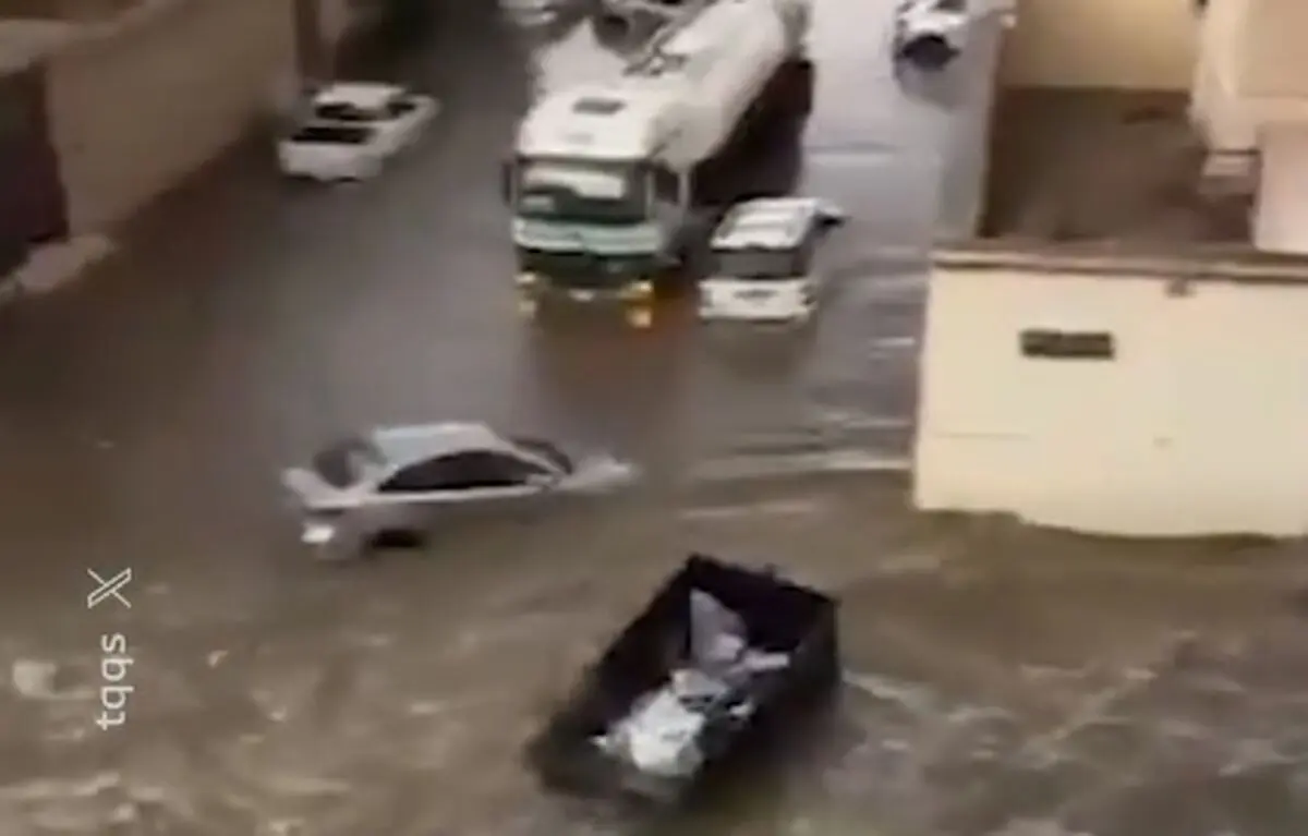سیل در طائف عربستان خودروها را با خود برد