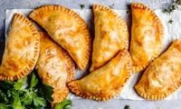 طرز تهیه پیراشکی پیتزایی خانگی با خمیر نرم و کش‌دار
