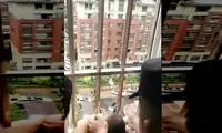 نجات کودکی که با سر از نرده پنجره آویزان ماند