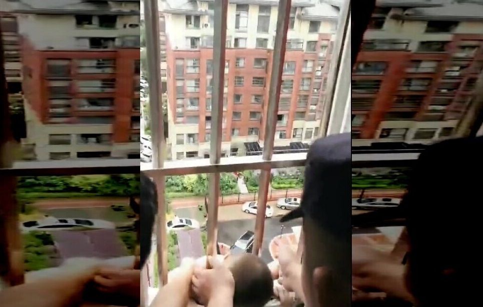 نجات کودکی که با سر از نرده پنجره آویزان ماند