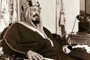 اولین پادشاه عربستان بدون کفش در یک جلسه رسمی