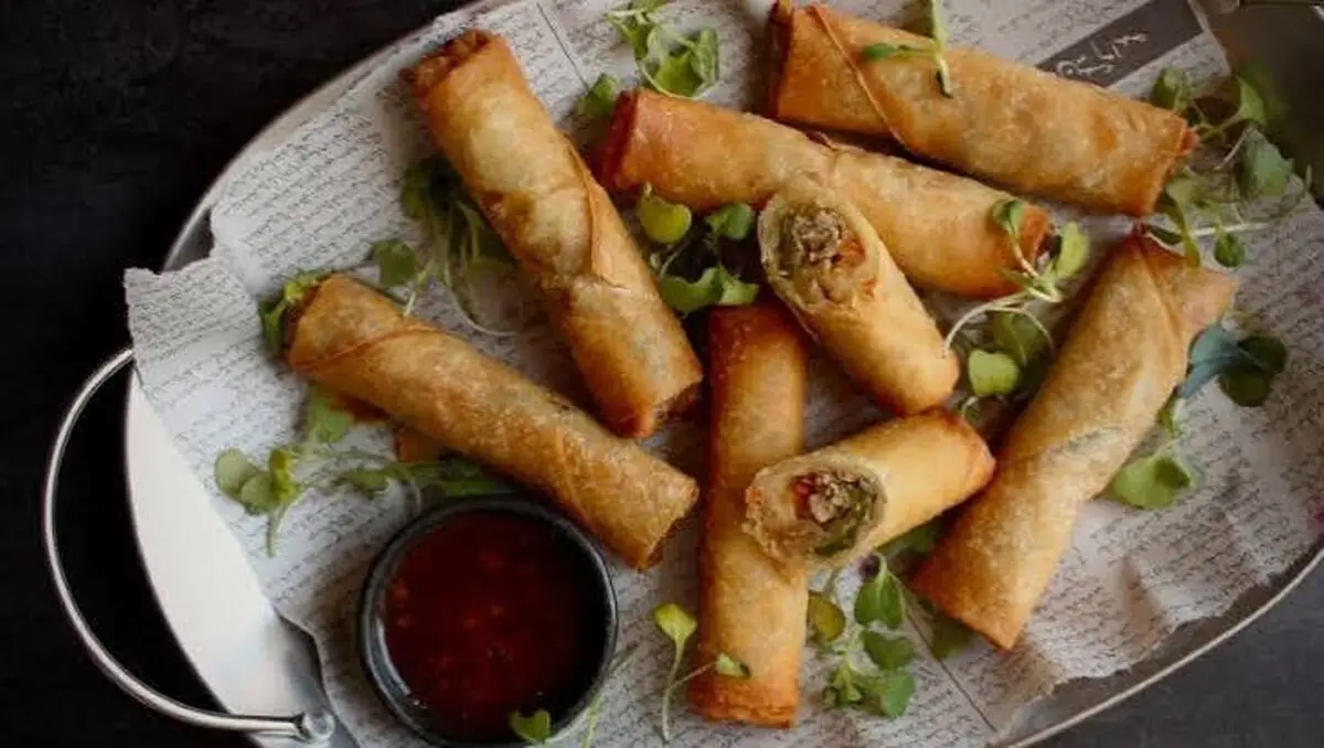 طرز تهیه رول گوشت و پنیر با پیاز کاراملی