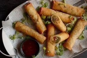 طرز تهیه رول گوشت و پنیر با پیاز کاراملی