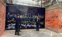 بی‌ادبی در اعتراضات بد است، روی دیوار سفارت، خوب؟