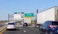  لحظه هولناک چپ کردن یک شاسی‌بلند در اتوبان