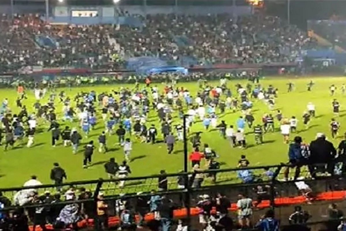 درگیری خونین تماشاگران در ورزشگاه اندونزی