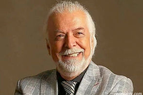 قاب صمیمیِ دو اسطوره، بهروز وثوقی در آغوش چنگیز جلیلوند