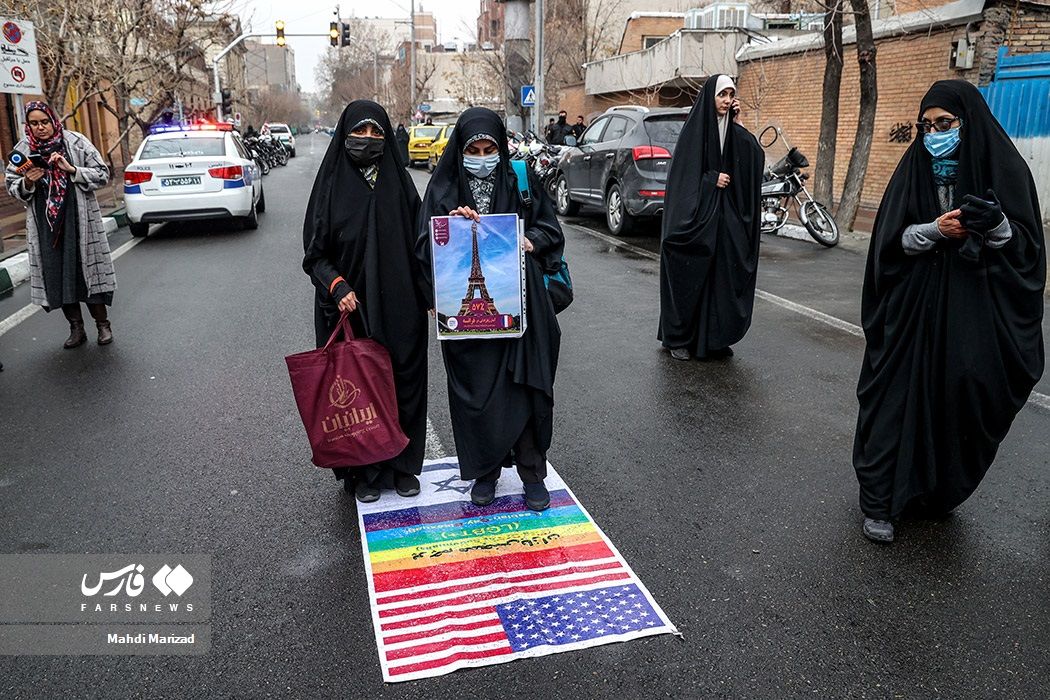 تصاویرِ تجمع دوباره مقابل سفارت فرانسه در تهران 