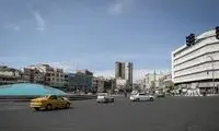 بنر اعتراضی در دست یک جوان در میدان انقلاب جلب توجه کرد