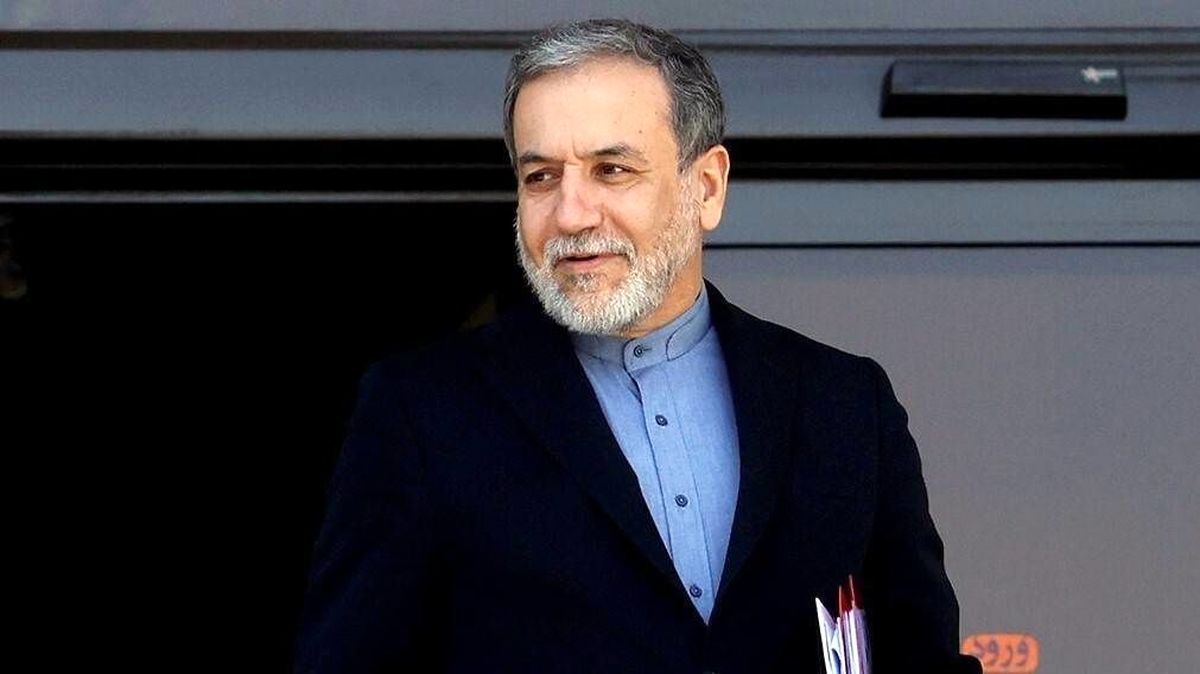   حضور عراقچی در ساختمان تخریب‌شده وزارت خارجه 