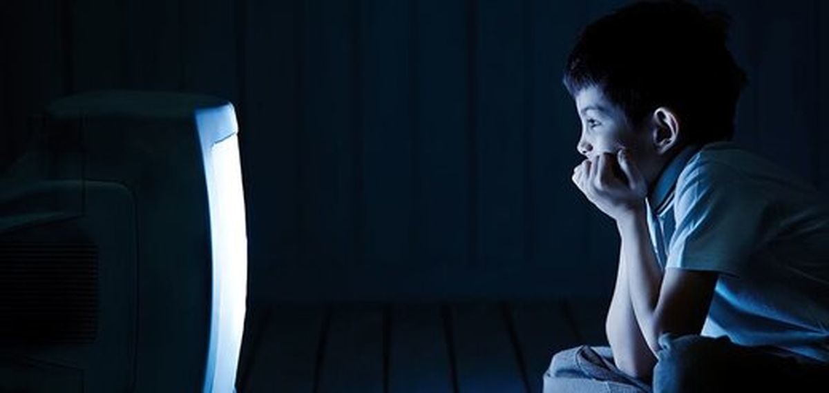 تماشای تلویزیون در تاریکی برای چشم‌ مضر است؟