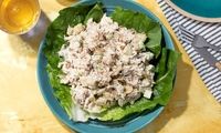 طرز تهیه سالاد مرغ؛ سرشار از پروتئین و مغزها 