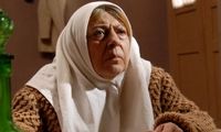 تیپ رنگارنگِ ثریا قاسمی در 82 سالگی در کنار پسرش