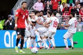 پرچم پرسپولیس در بازی ایران و مصر دیده شد!