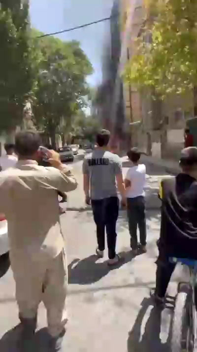 سوختن وحشتناک یک پراید در آتش در یکی از خیابان‌های مشهد