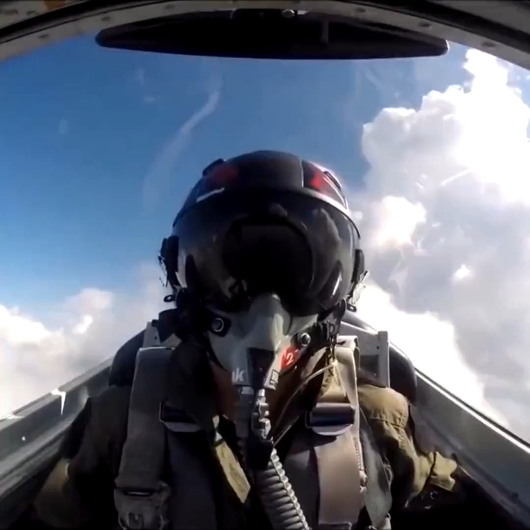 ویدئوی آزمایش‌های جالب یک جنگنده هنگام پرواز