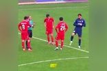 مسخره‌ترین کارت قرمز تاریخ؛ بازیکنی که از دوست و دشمن لگد خورد!