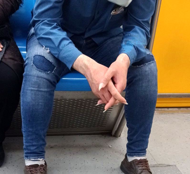 شلوارِ یکی از مسافران متروی تهران سوژه شد