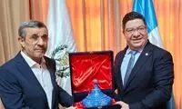 هدیه ارزان‌قیمت احمدی‌نژاد به وزیر گواتمالایی