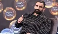 قابی یهویی از هادی چوپان در کنار مجسمه خودش