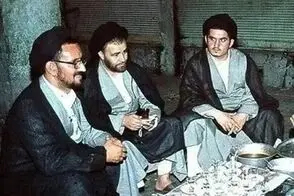 سید احمد خمینی در قهوه‌خانه‌ای در نجف؛ سال 56